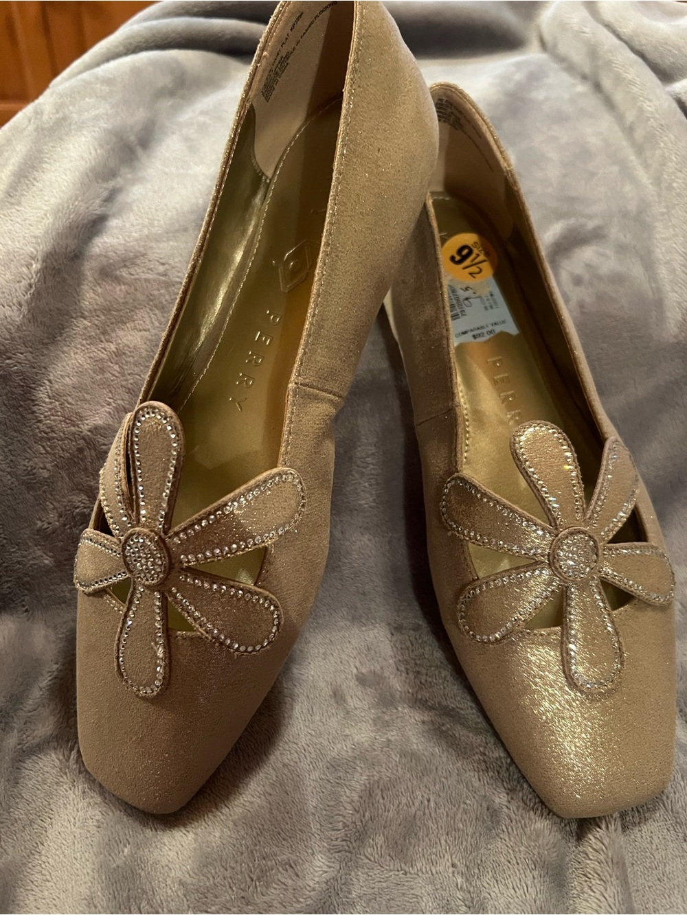 Katy Perry The Evie Daisy Flat Womenβs 9.5 Gold Glitter Shoes, new with tags